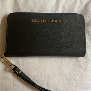 MICHAEL KORS wristlet